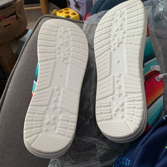 A pair of summer shoes - Picture 2 of 4